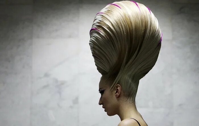 Подиумные прически 2024 Оригинальные прически, которые спасают жизни: Alternative Hair Show в Москве