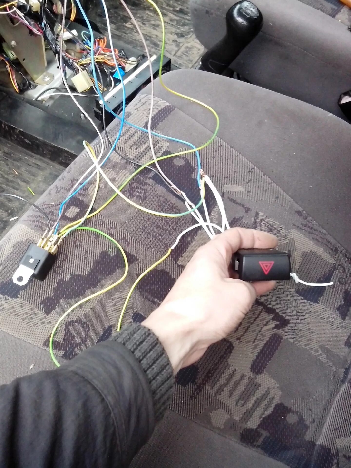 Подключение аварийки приора на 2110 кнопки ваз Подключил аварийку от приоры2 в 2112 нужна помощь. - Lada 21124, 1,6 л, 2007 год
