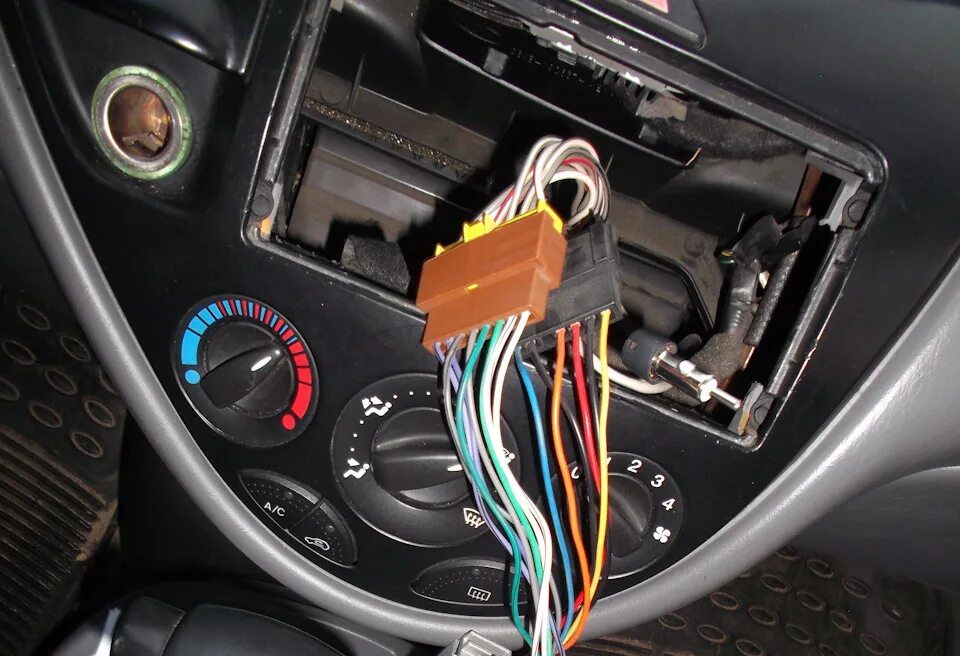 Подключение автомагнитолы форд фокус 2 Автомагнитола KENWOOD DPX306BT - Ford Focus I Sedan, 2 л, 2001 года автозвук DRI