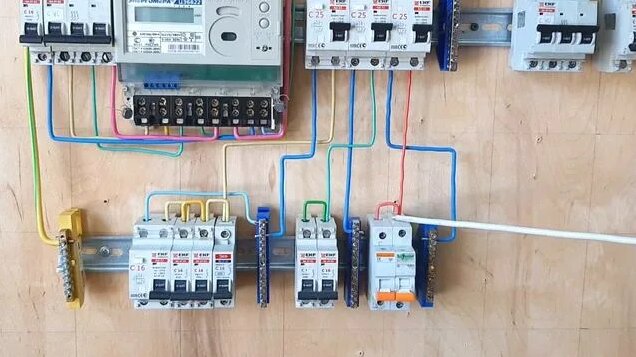 Подключение без счетчика Простой трехфазный электрический щиток со счетчиком. Подключение 3-х фазного сче