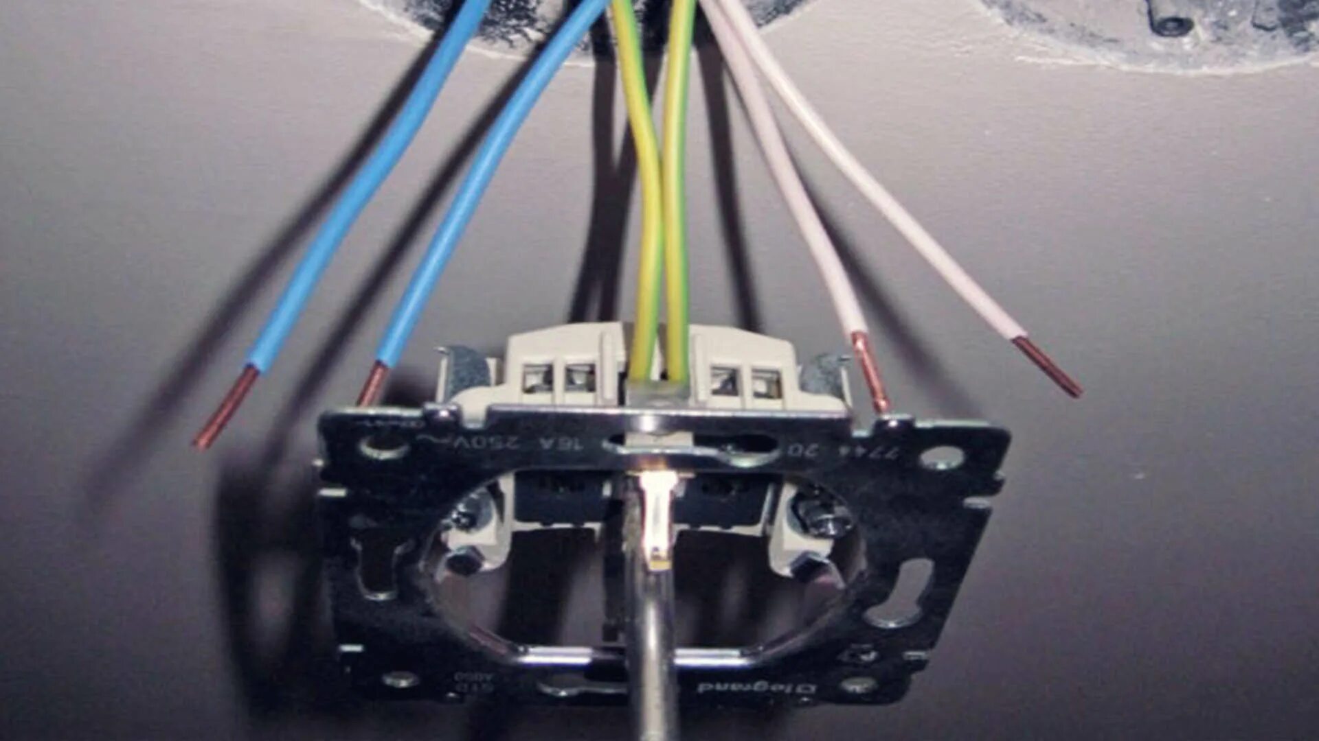 Подключение блока питания к розетке РОЗЕТКА С ЗАЗЕМЛЕНИЕМ