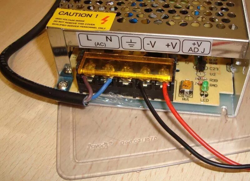 Подключение блока питания к розетке Светодиодная подсветка под шкафы для кухни: какой бывает и как выбрать?