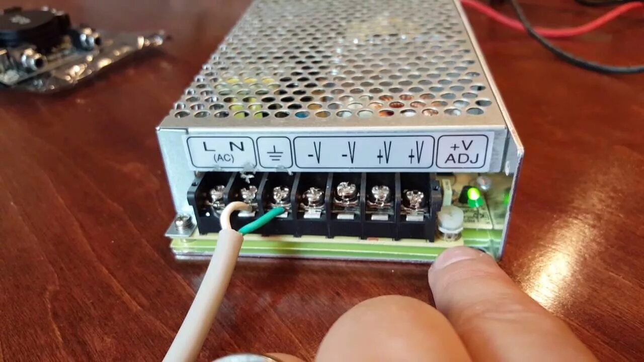 Подключение блока питания видео How to hook up Mean Well Regulated power supply to Sure Amp Board - YouTube