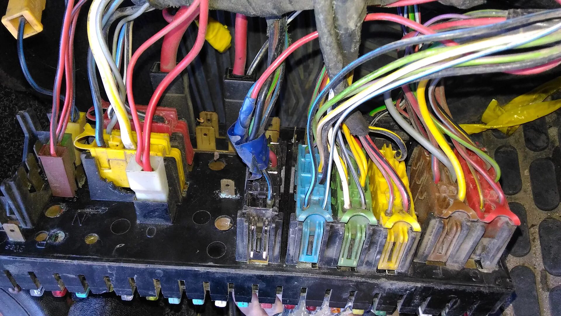 Подключение блока предохранителей ауди 80 Блок предохранителей. - Audi 80 (B3), 1,8 л, 1988 года электроника DRIVE2