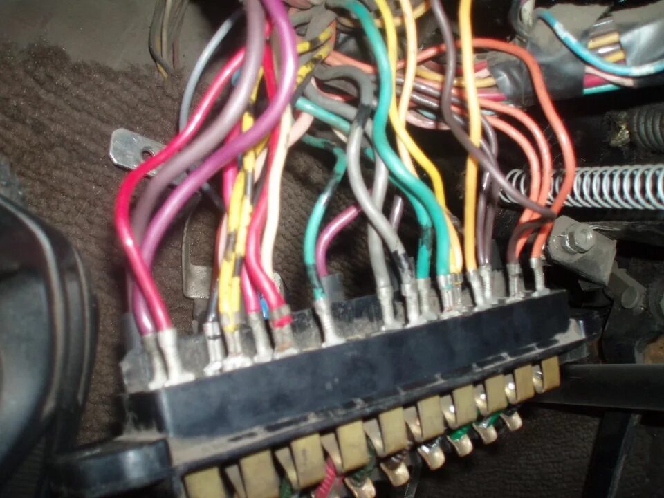 Подключение блока предохранителей ваз 2106 старого образца Блок предохранителей, подключение проводов( - Lada 2106, 1,6 л, 1977 года своими