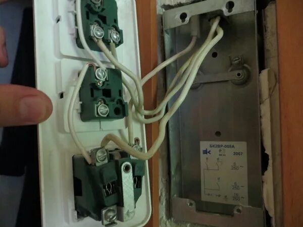 Подключение блока выключателей Ответы Mail.ru: Как подключить тройной выключатель с розеткой, 4 провода.