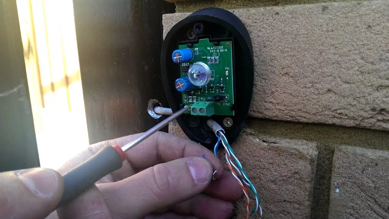 Подключение датчика калитки How to install Electric Gate Photocells - YouTube