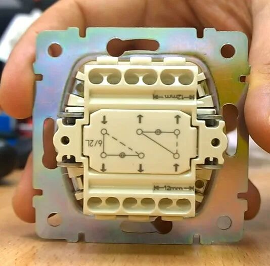 Подключение двойного выключателя werkel Монтаж двухклавишного выключателя света - 3 ошибки, схема, видео Выключатели све
