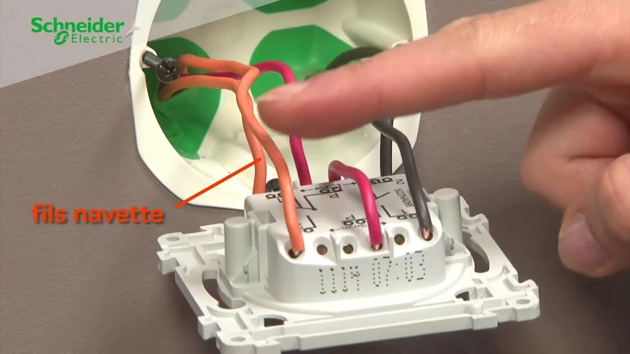 Подключение двойной розетки schneider Comment installer un interrupteur double va et vient - YouTube