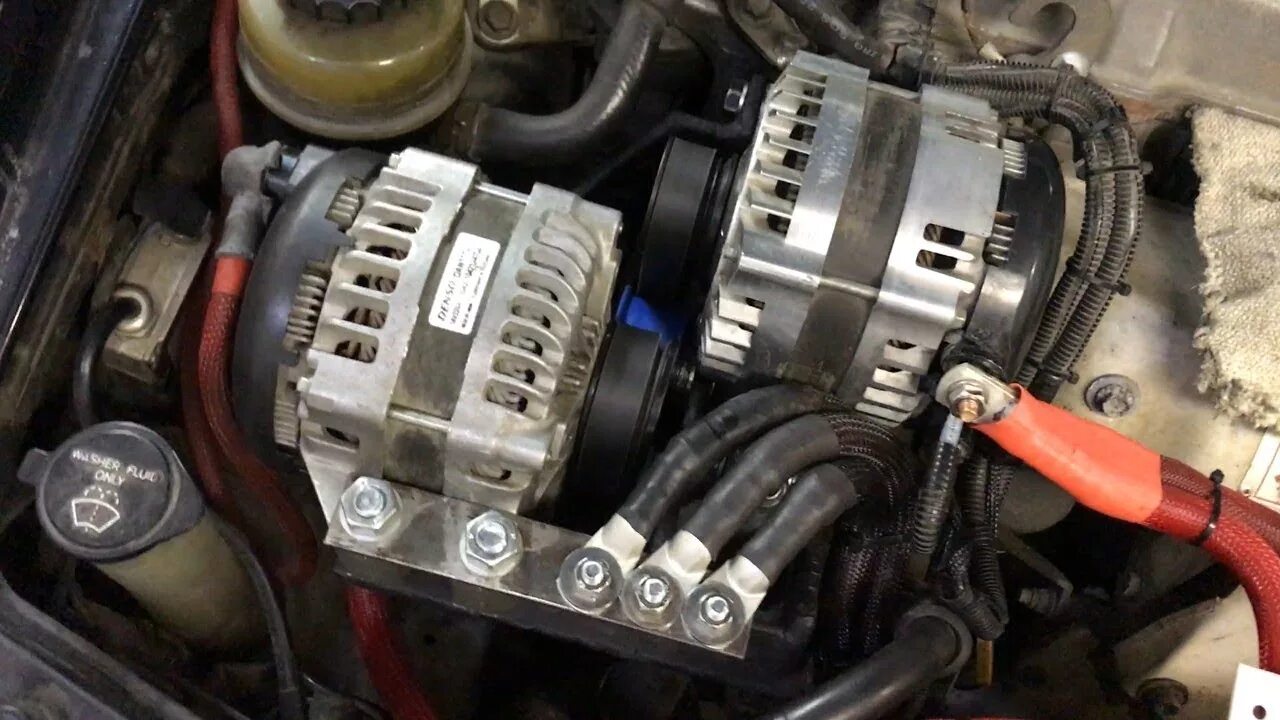 Подключение двух генераторов Установка двух генераторов в авто ( 500 amp ) Installing Dual Alternators - YouT