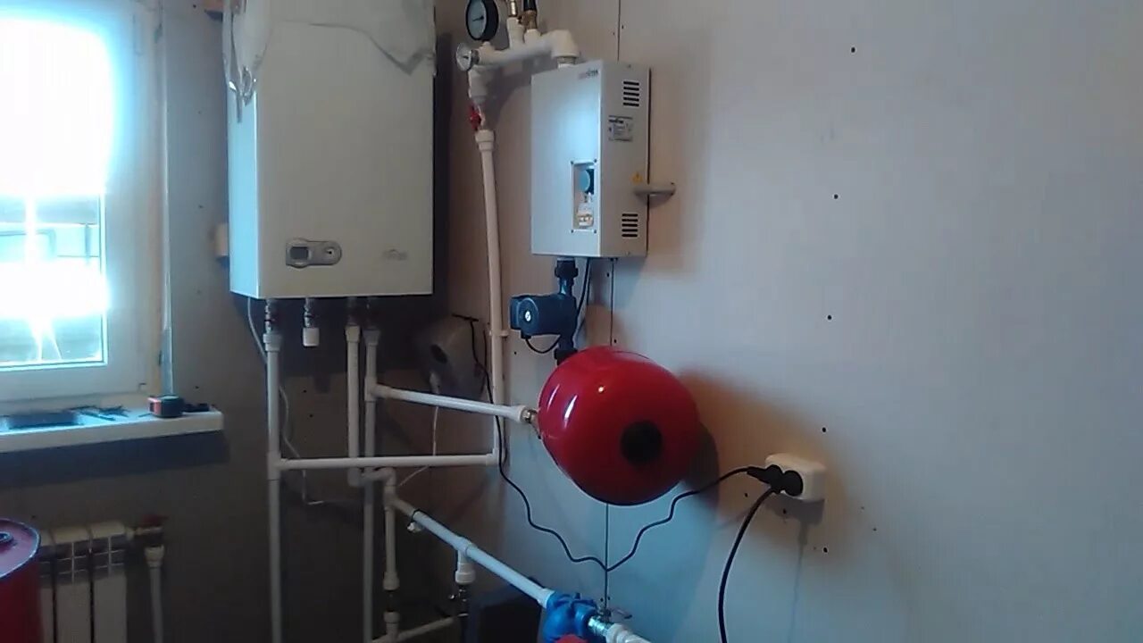 Подключение электрокотла вместе с газовым Врезка электро котла в контур двух трубки. - YouTube