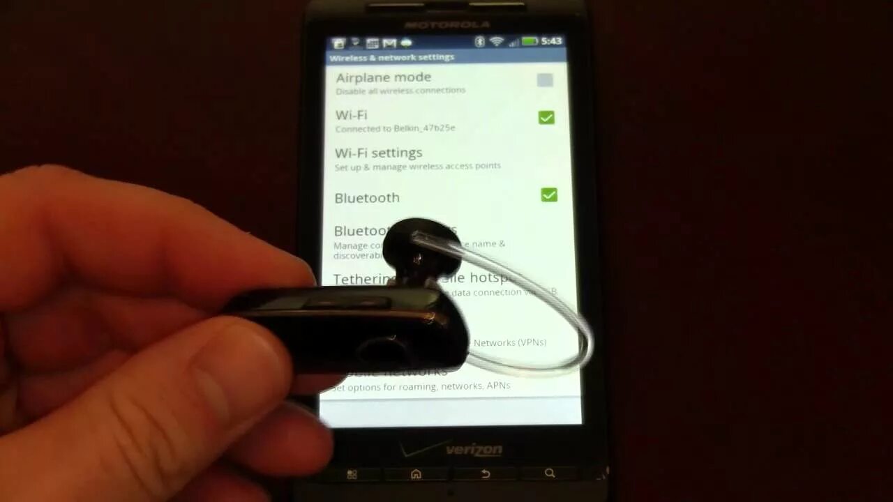 Подключение гарнитуры к телефону How to Pair a Bluetooth Device with an Android Phone - YouTube
