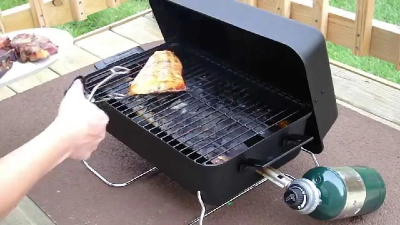 Подключение газового гриля Salmon and Lamb using Char Broil 190 Tabletop Gas Grill Model 465133010 - YouTub