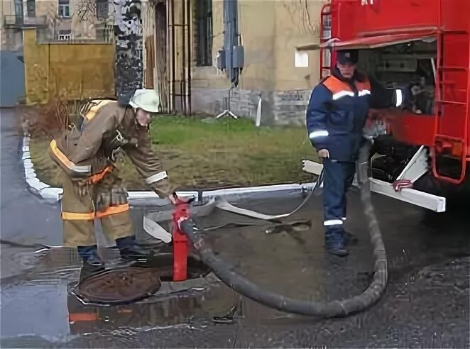 Подключение гидранта к пожарной машине Установка пожарного автомобиля на водоисточник