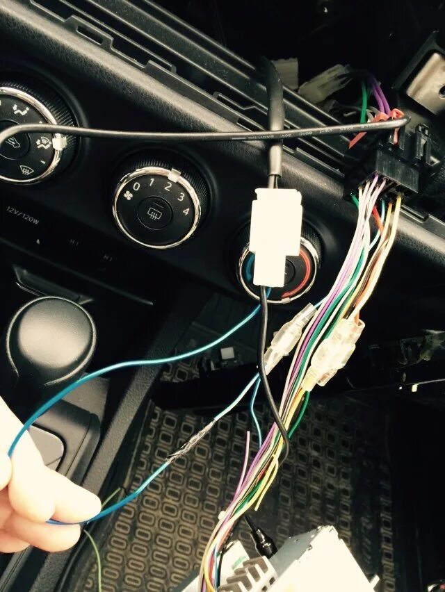 Подключение gps антенны к магнитоле Подключение антенны и кнопок на руле - Toyota Corolla (160), 1,6 л, 2013 года ав