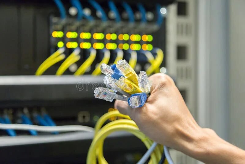 Подключение интернета фото Cables Lan in Hand Connecting Network Cable To Switch Information Technology Com