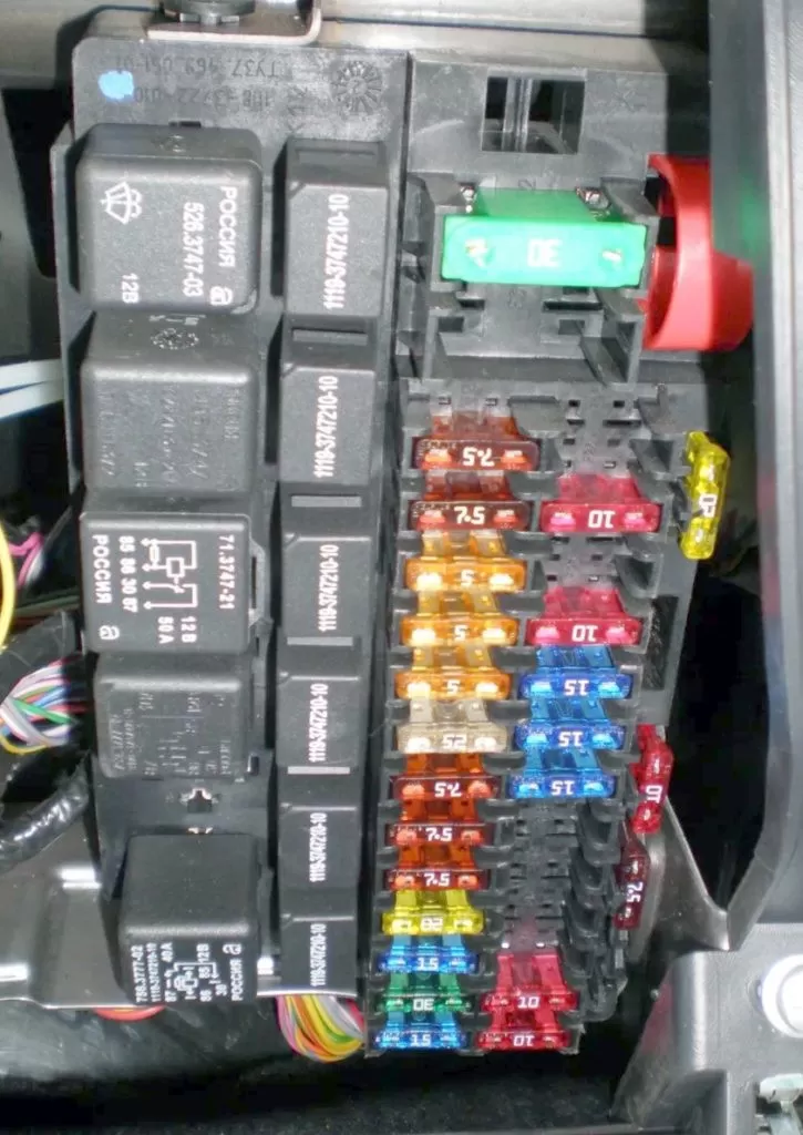 Подключение к блоку предохранителей гранта Lada Granta fuses and relays - AvtoTachki