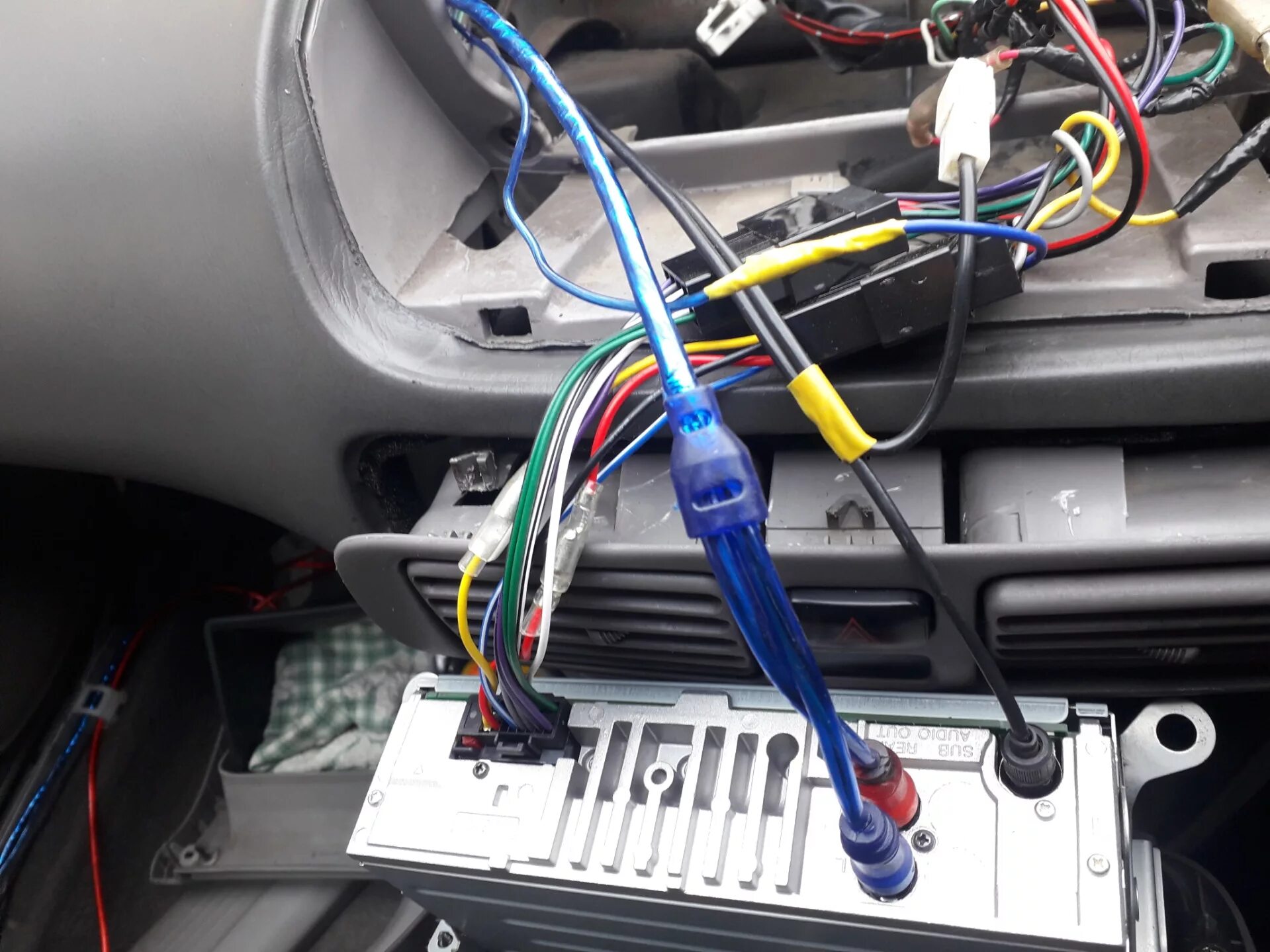 Подключение к проводам авто Установка сабвуфера Pioneer TS-WX300TA - Toyota Sprinter (110), 1,5 л, 1999 года