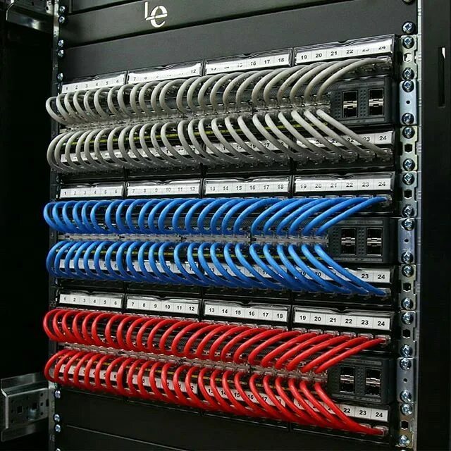 Подключение кабельной системы Нелик Дулатов в Instagram: "Слаботочная стойка 32U. Изготовил патчкорды в цветах