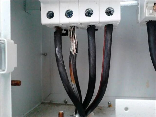 Подключение кабеля через автомат Монтаж провода СИП. Почему нельзя напрямую к автомату или электросчетчику
