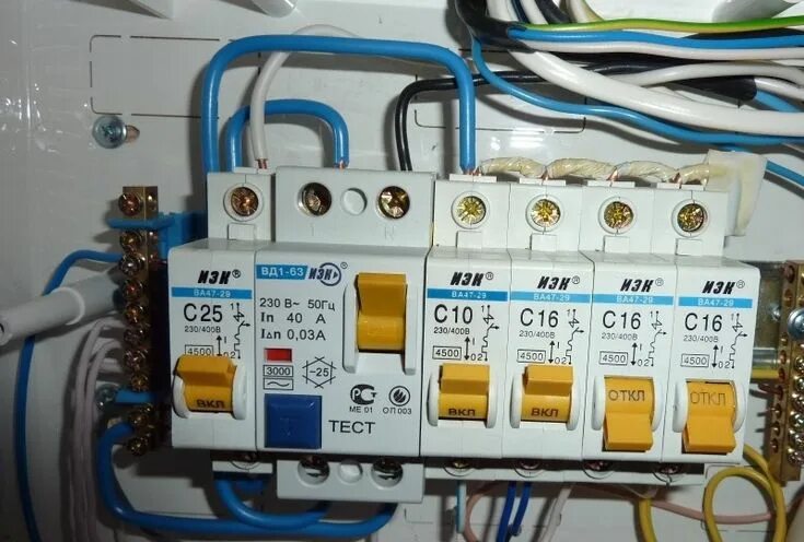 Подключение кабеля к автомату Монтаж распределительного электрощитка Power, Electronic products, Power strip