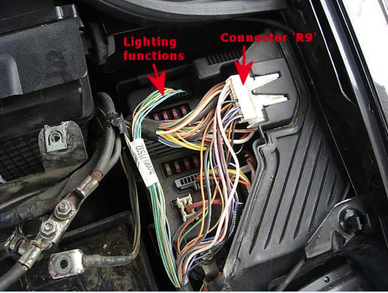 Подключение кам шины на рено сценик 1 Where is the fuse box on a renault megane 4?