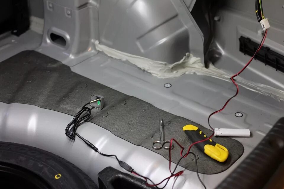 Подключение камеры заднего вида hyundai solaris 54. Установка камеры заднего вида и зеркала с монитором на Hyundai Solaris - Hyu