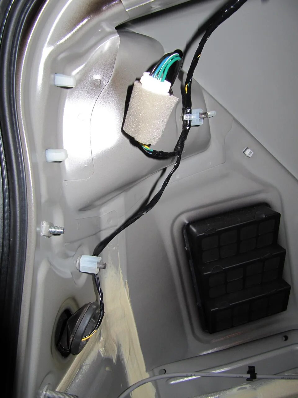 Подключение камеры заднего вида lancer 10 Монтаж камеры заднего вида - Mitsubishi Lancer X, 2 л, 2011 года аксессуары DRIV