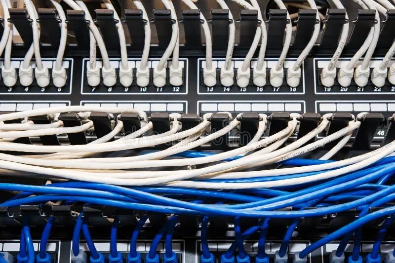 Подключение коммутационной панели Blue and White Ethernet Cables in Patch Panel. Stock Photo - Image of electronic