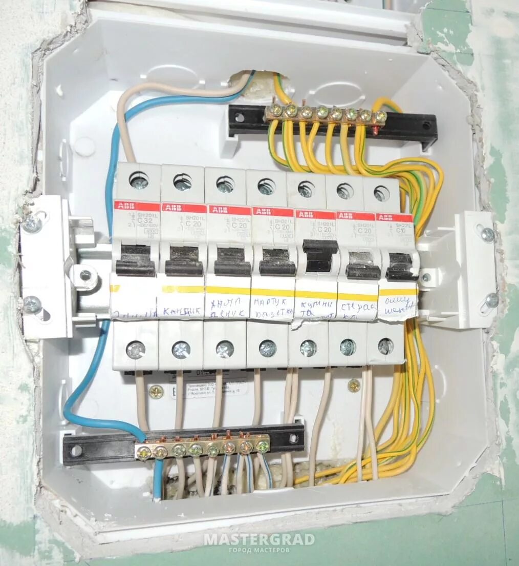 Подключение коробки с автоматами Правильное подключение автомата сверху или снизу: найдено 87 изображений