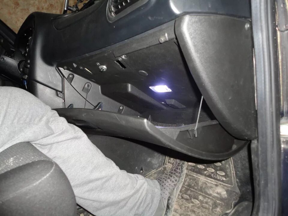 Подключение лампочки в бардачке нива шевроле подсветка бардачка - Chevrolet Niva, 1,7 л, 2011 года электроника DRIVE2