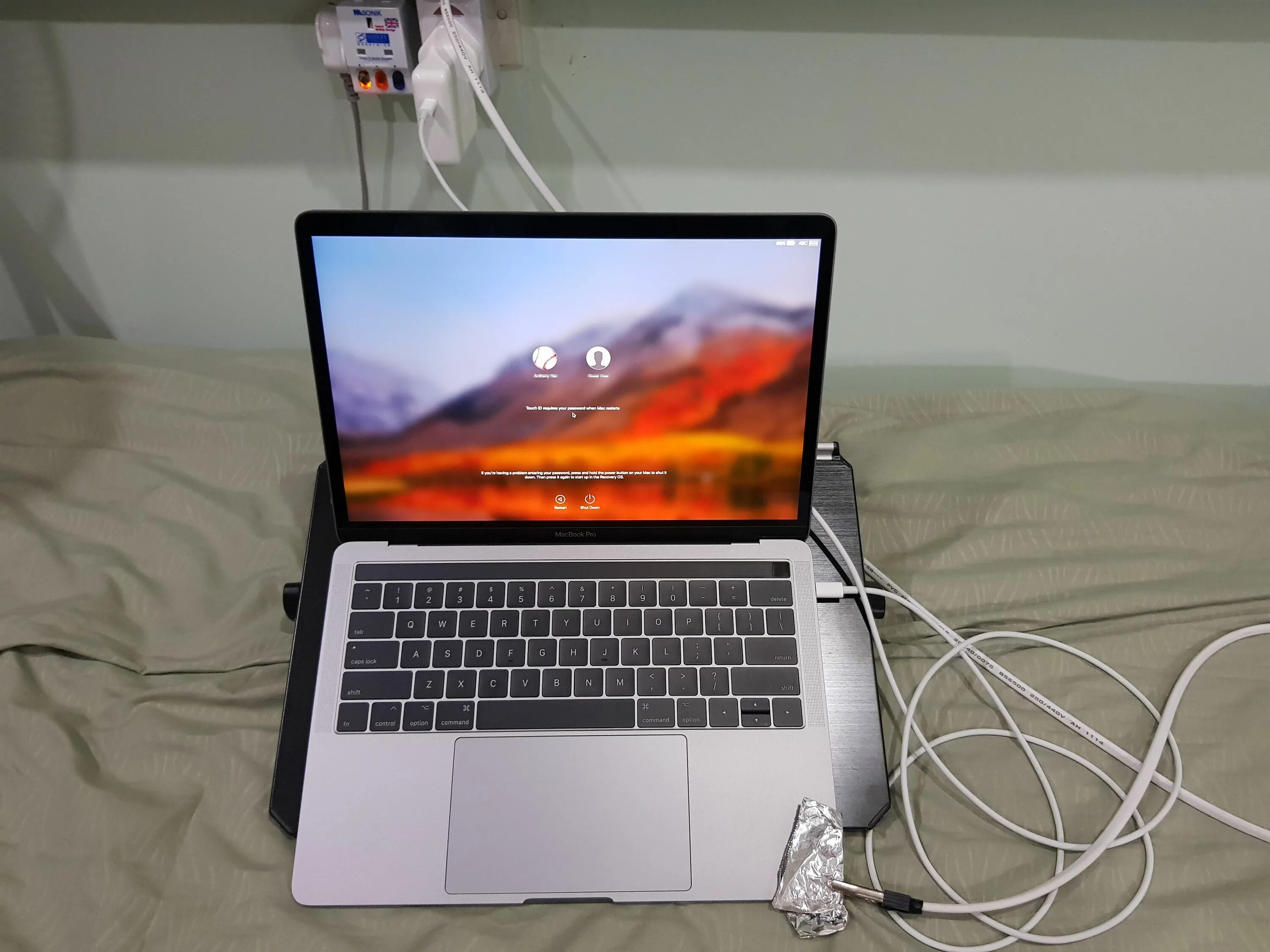 Подключение макбука к телефону bootcamp - Macbook trackbar gives me electric shocks - Ask Different