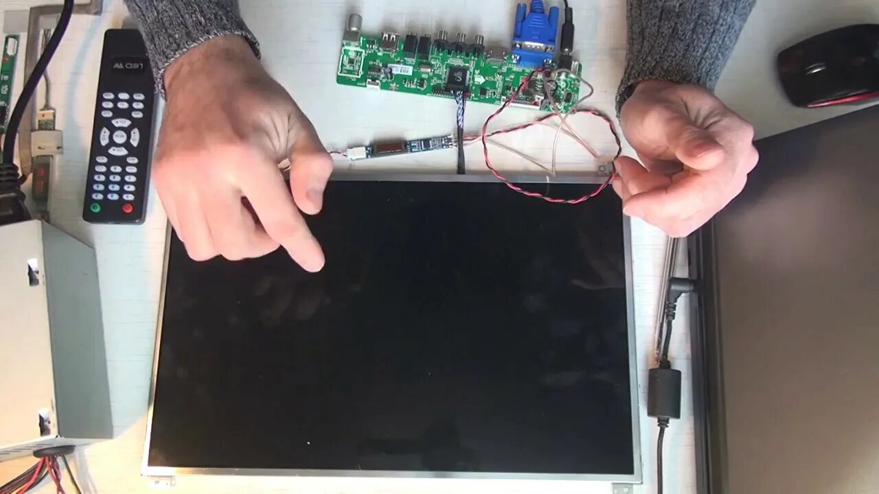 Подключение матрицы к телевизору How to transform an old LCD screen matrix into a new TV - YouTube