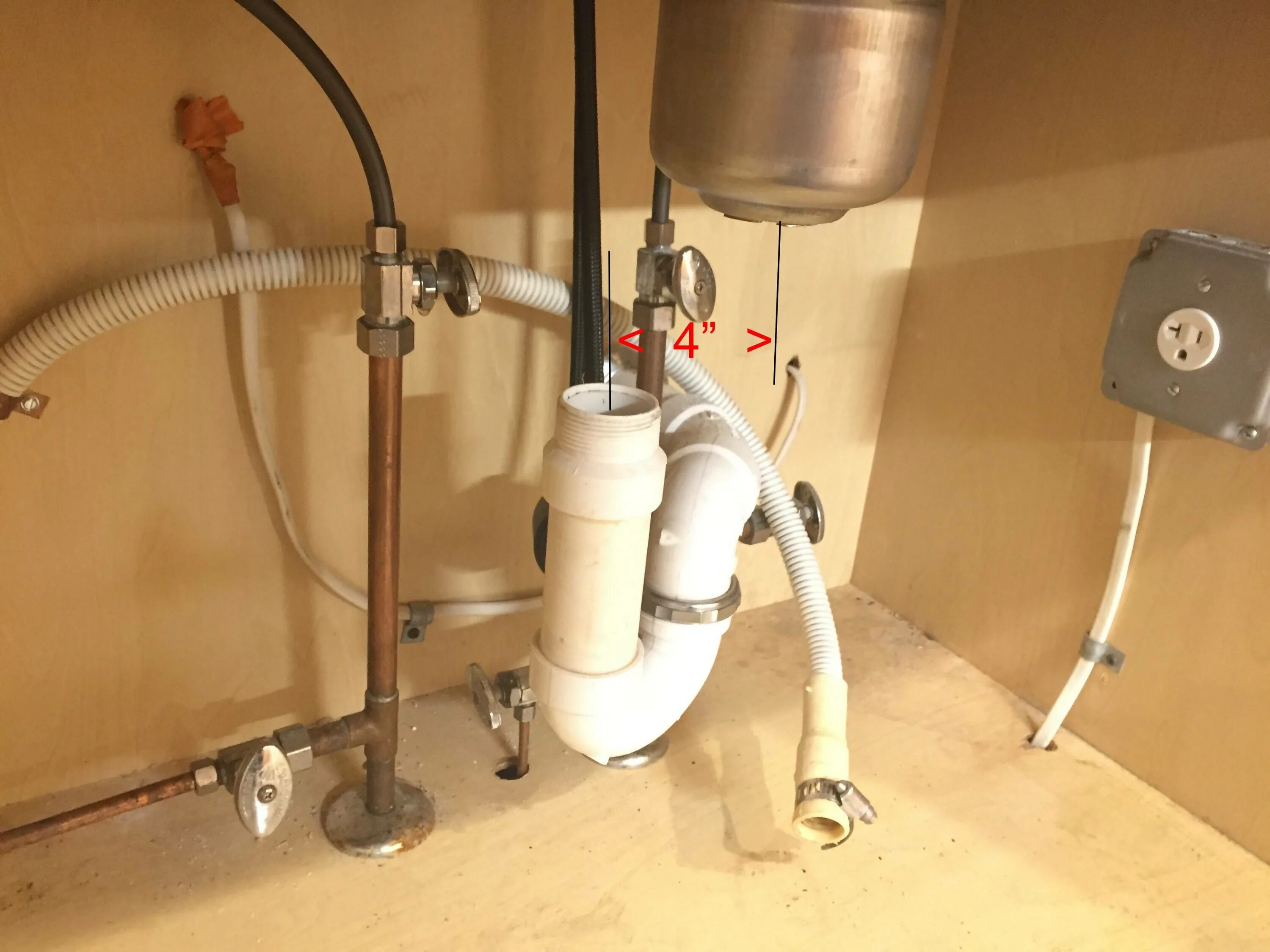 Подключение многофункциональной мойки к воде plumbing - How can I align an existing drain trap with my new kitchen sink? - Ho