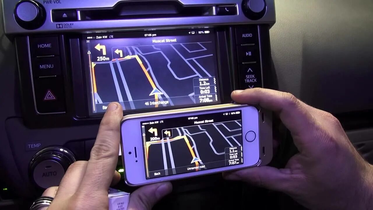 Подключение навигатора в автомобиле через телефон 2014 TOYOTA NEW LAND CRUISER PRADO WIRELESS SMARTPHONE MIRROR LINK IPHONE5 TEST 