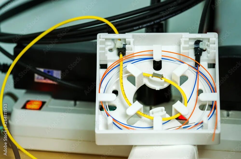 Подключение оптоволокна розетка Fiber optic splicing with protection sleeve and blue fiber installed in optical 