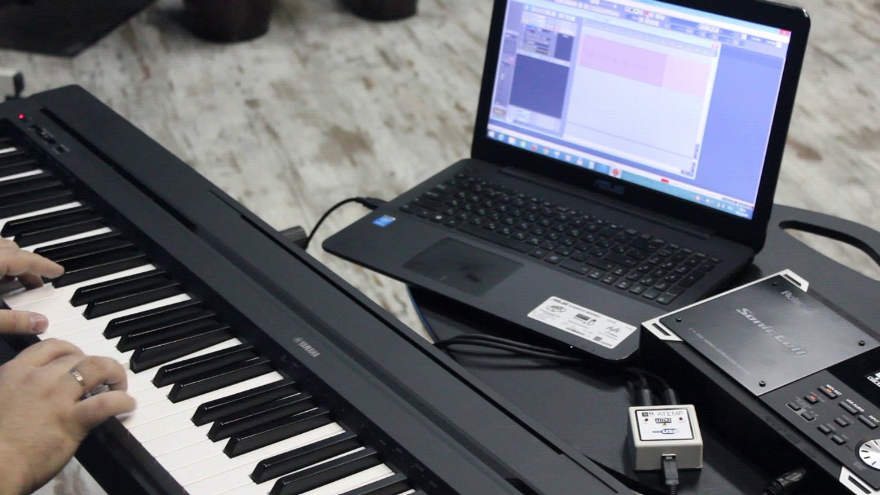 Подключение пианино к компьютеру Yamaha P35 vs Roland SonicCell via Atemp USB MIDI - YouTube