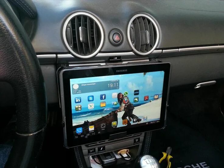 Подключение планшета в машине Add a Samsung Galaxy or Apple iPad to Your Car's Dash with This DIY Removable Ta