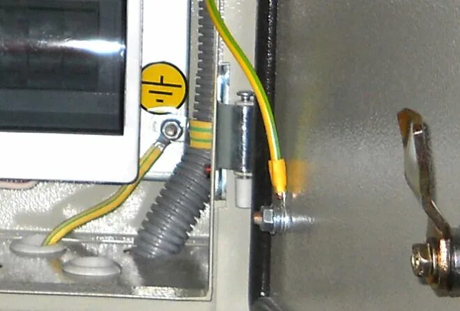 Подключение провода заземления Color marking of single-phase network wires