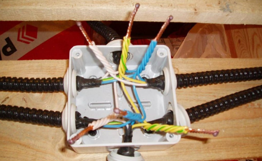 Подключение проводов в коробке Соединение проводов в распределительной коробке