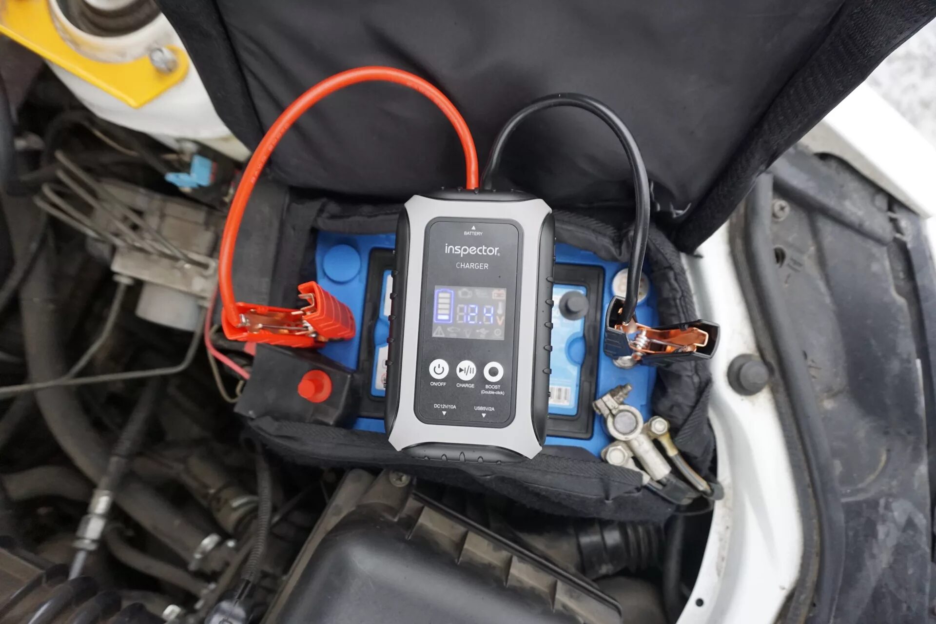 Заводим машину пуско-зарядным устройством Neoline Jump Starter 500A. - KIA Rio (