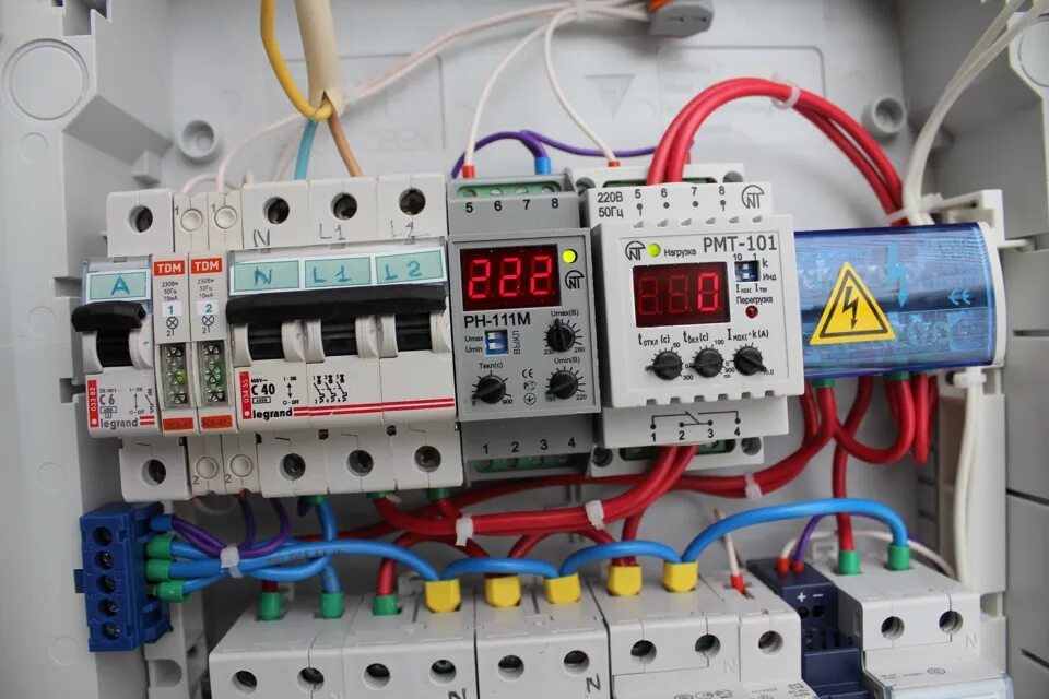 Подключение реле напряжения в щитке квартиры Электрощит с GSM на дачу - DRIVE2