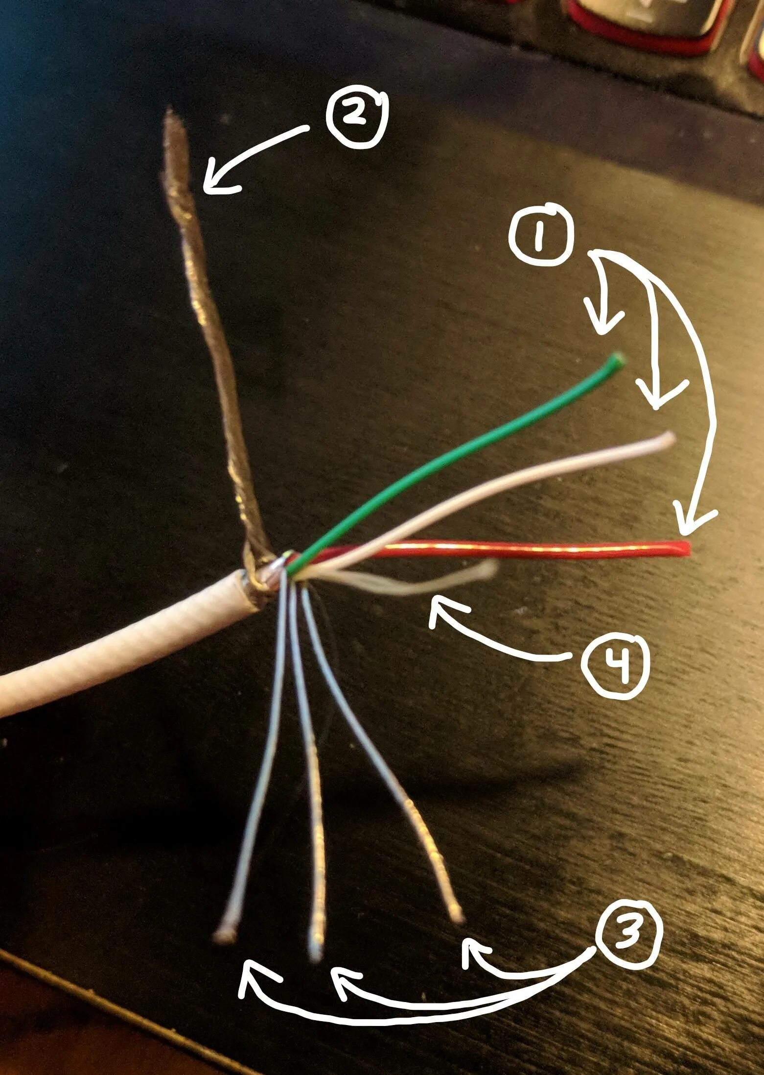 Подключение серо черного провода ground - Reversing USB power polarity, but no black wire - Electrical Engineerin