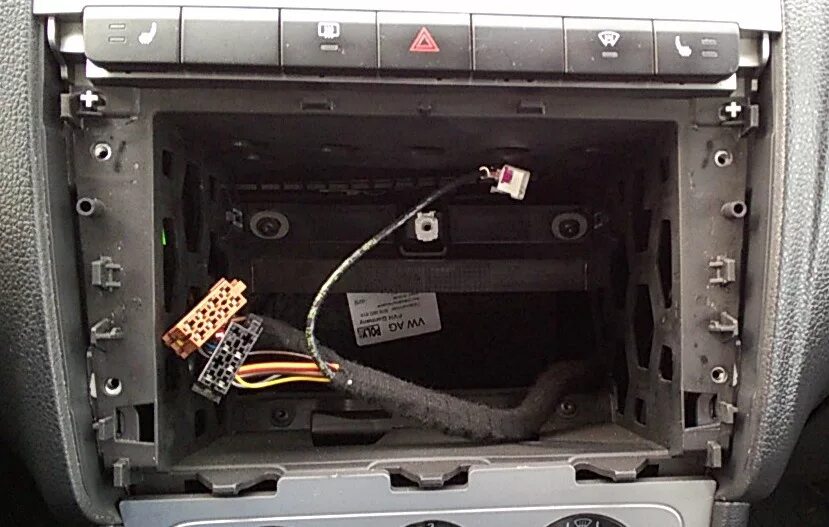 Подключение штатной магнитолы фольксваген поло Установка магнитолы RCD 330G Plus - Volkswagen Polo Sedan, 1,6 л, 2013 года авто