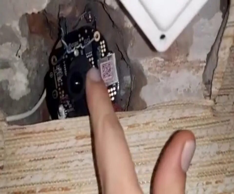 Подключение скрытой камеры дом The girl found a hidden video camera in the ventilation shaft of a rented apartm