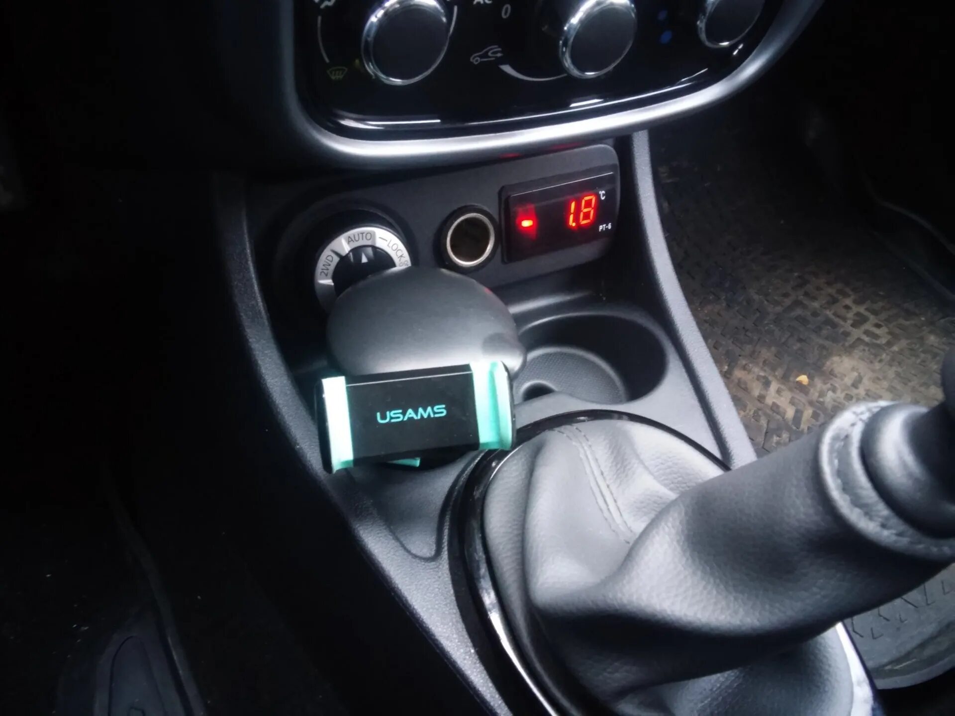 Подключение телефона к дастеру #9 Крепление телефона и USB прикуриватель - Renault Duster (1G), 1,6 л, 2012 год