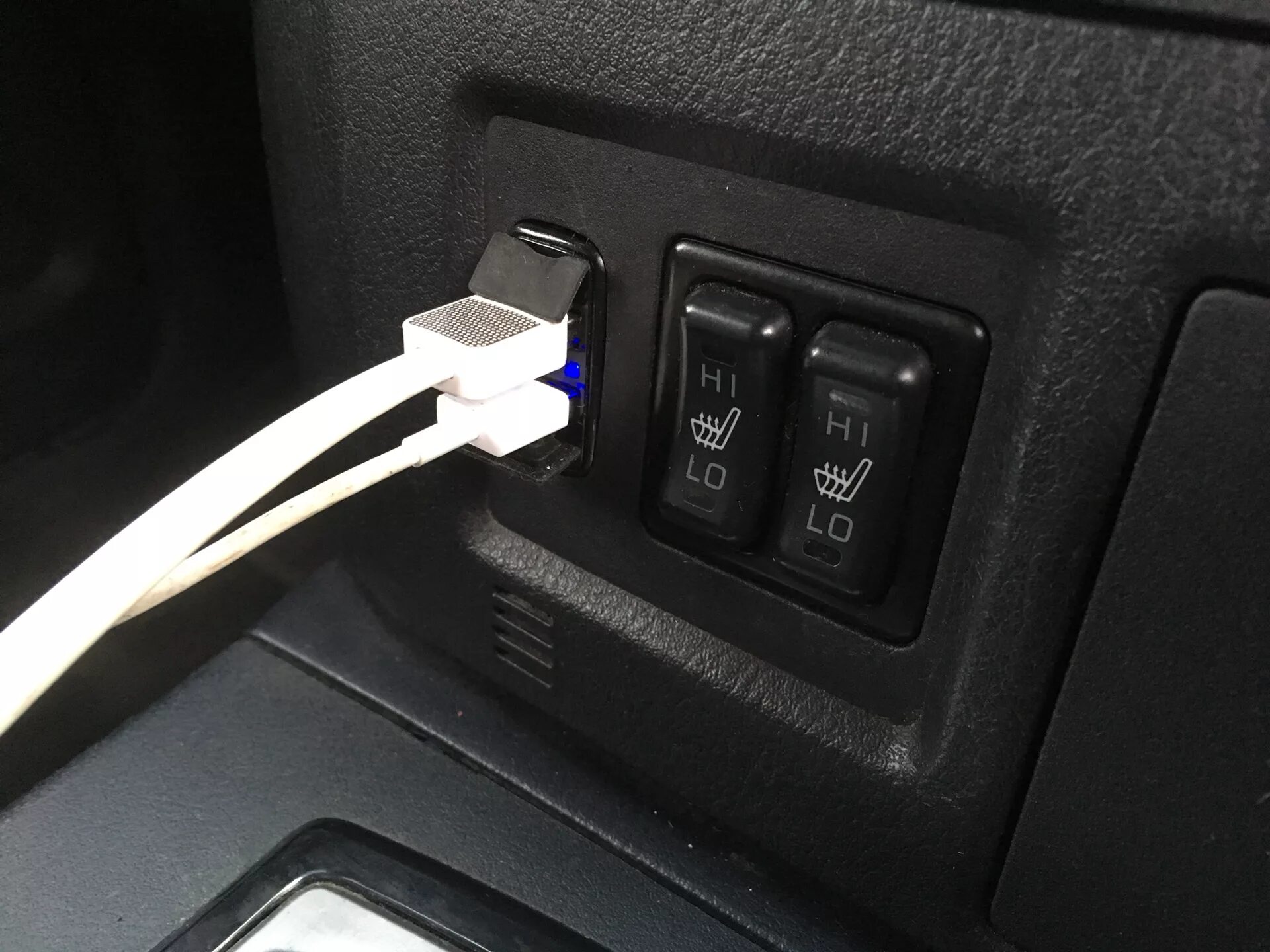 Подключение usb розетки в сайбер USB зарядка вместо заглушки - Mitsubishi Pajero (4G), 3 л, 2007 года электроника