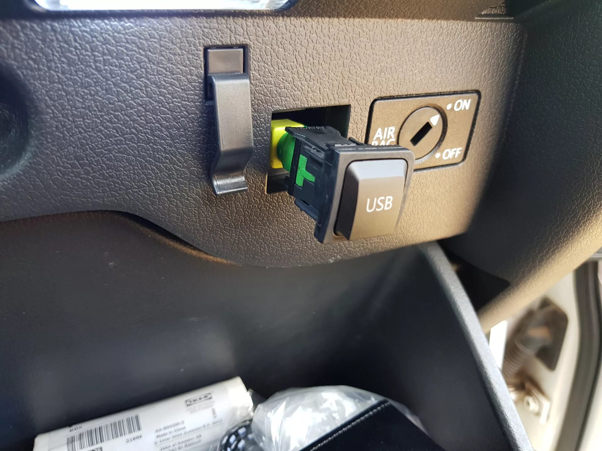 Подключение usb розетки в сайбер Установка розетки USB в бардачок - Volkswagen Tiguan (1G), 1,4 л, 2013 года авто