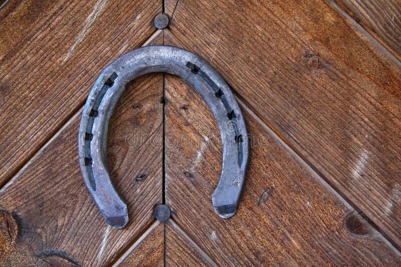 Подкова над дверью фото Lucky Old Horseshoe on Barn Stock Image - Image of barn, decoration: 66865343