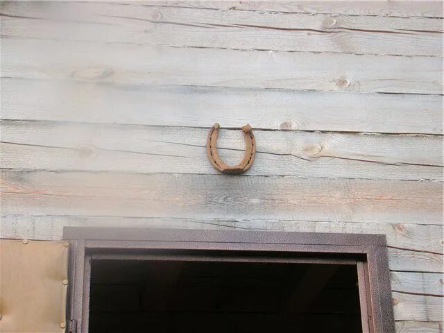 Подкова над входной дверью фото Horseshoe over the front door of a wooden house